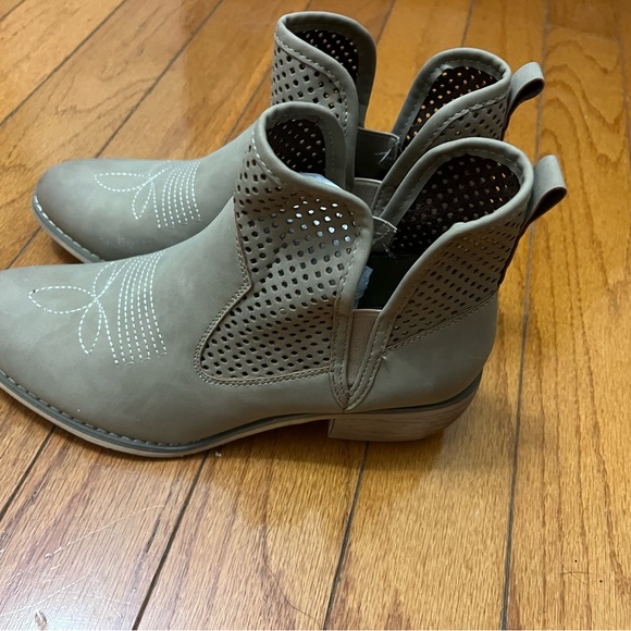 Boots - Picture 1 of 4